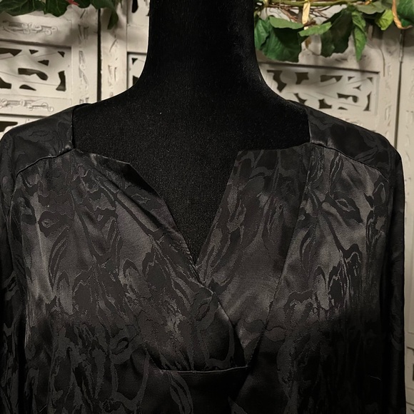NWT! CHICOS BRILLIANT BLACK & SHINY FLORAL PATTERN LONG SLEEVE PLUS TOP - Picture 4 of 10
